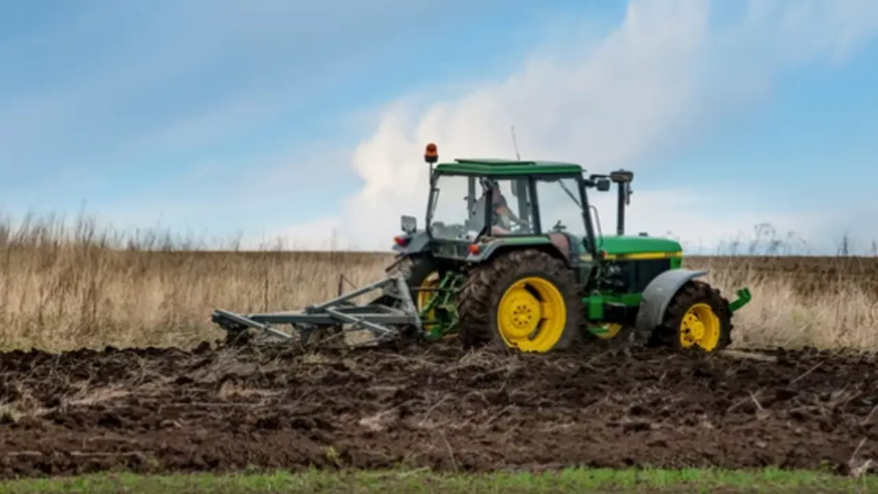 Un tractor ara la tierra.