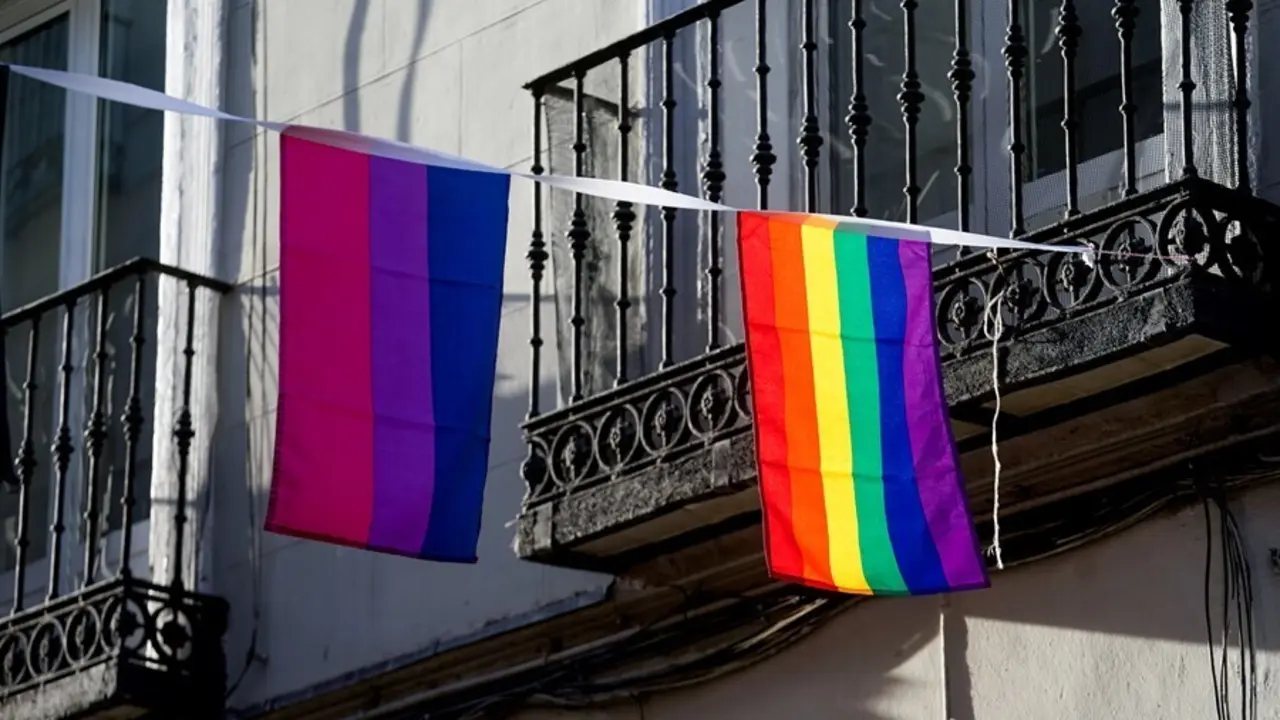 Archivo - Banderas arcoiris en el barrio de Chueca.