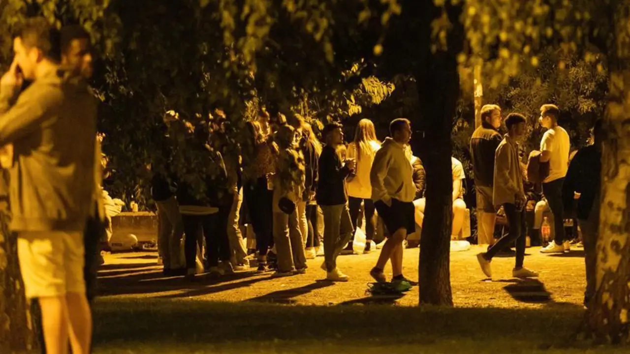 M&aacute;s de un millar de j&oacute;venes han participado durante la madrugada del s&aacute;bado en el primer gran botell&oacute;n de las fiestas de San Mateo de Logro&ntilde;o, que se ha desarrollado sin incidentes hasta las primera horas de la ma&ntilde;ana en el parque del Ebro de la capital riojana. EFE/Raquel Manzanares