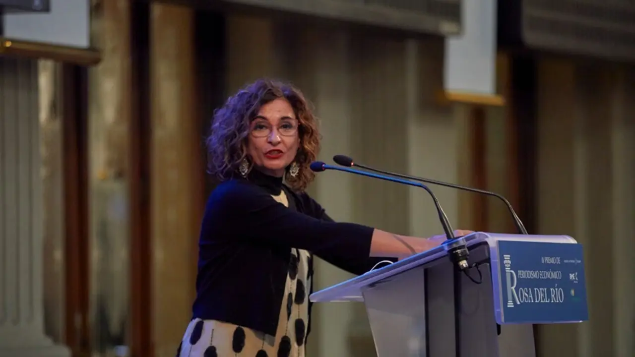 La ministra de Hacienda y Funci&oacute;n P&uacute;blica, Mar&iacute;a Jes&uacute;s Montero, interviene en la entrega del IV Premio de Periodismo Econ&oacute;mico Rosa del R&iacute;o, a 20 de septiembre de 2021, en Madrid, (Espa&ntilde;a). 