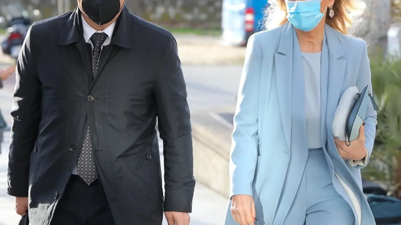 Archivo - La expresidenta de la Comunidad de Madrid, Cristina Cifuentes, acompa&ntilde;ada de su abogado, Jos&eacute; Antonio Chocl&aacute;n, a su llegada para declarar por el &lsquo;caso M&aacute;ster&rsquo; en la secci&oacute;n 15 de la Audiencia Provincial de Madrid, en Madrid, (Espa&ntilde;a), a 5 de feb