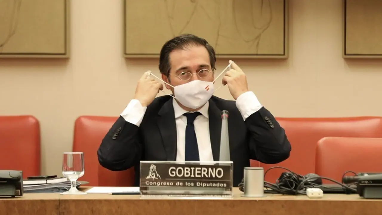 El ministro de Asuntos Exteriores, Uni&oacute;n Europea y Cooperaci&oacute;n, Jos&eacute; Manuel Albares, se pone la mascarilla durante una comparecencia en una rueda de prensa, a 30 de agosto de 2021, en Madrid, (Espa&ntilde;a). 