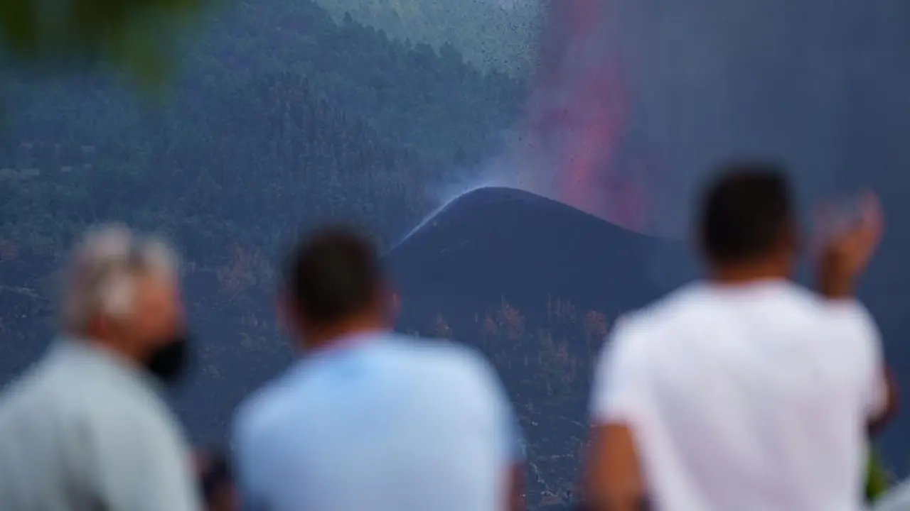 Numerosas personas observan desde un mirador de la localidad de Tajuya, en el municipio de El Paso, la evoluci&oacute;n del volc&aacute;n que ayer entr&oacute; en erupci&oacute;n en la isla de La Palma. EFE/ Ram&oacute;n De La Rocha
