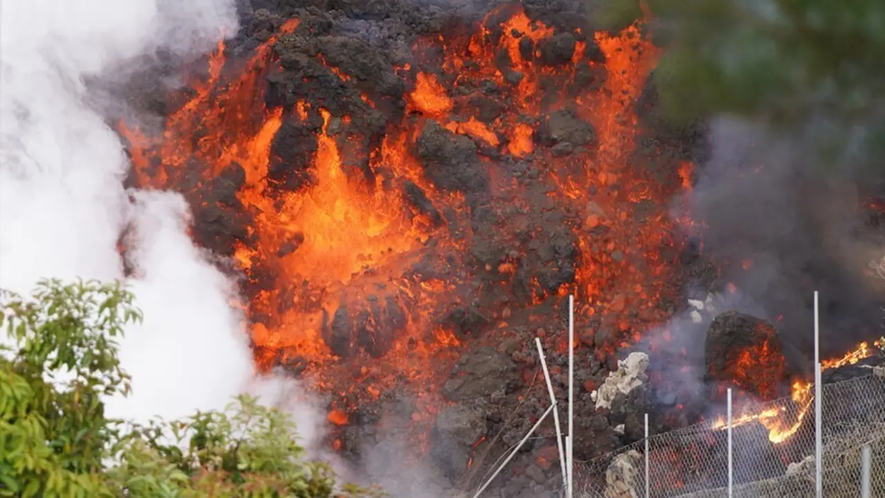 La lava avanza en La Palma tras la erupci&oacute;n del volc&aacute;n de Cumbre Vieja en Cabeza de Vaca