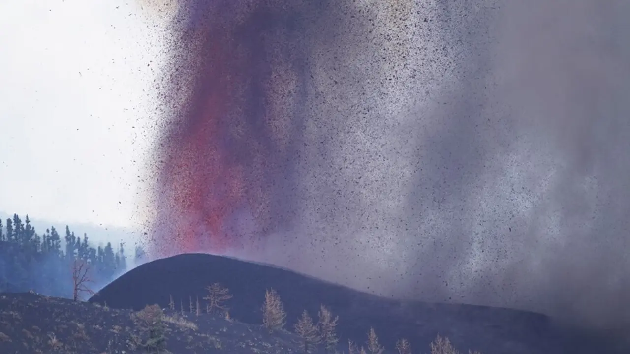 Una boca eruptiva expulsa lava y piroclastos en la zona de Cabeza de Vaca.