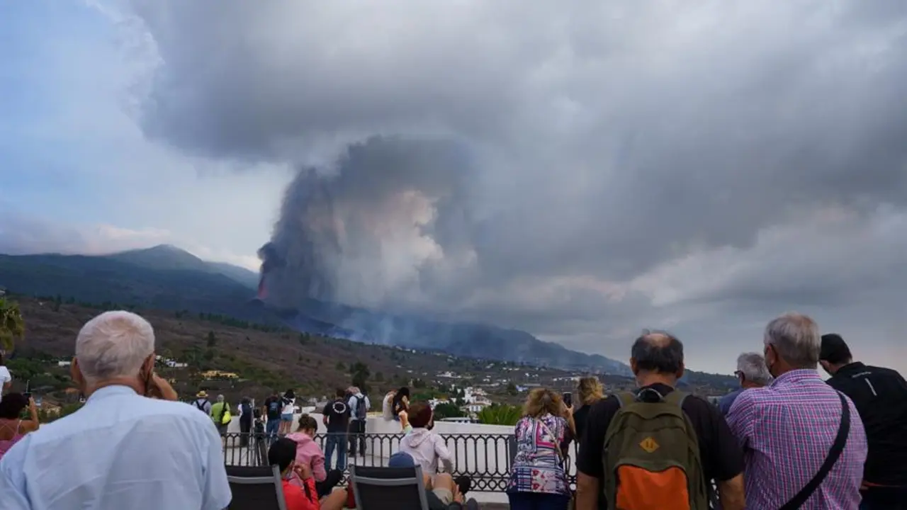 Numerosas personas observan desde un mirador de la localidad de Tajuya, en el municipio de El Paso, la evoluci&oacute;n del volc&aacute;n que ayer entr&oacute; en erupci&oacute;n en la isla de La Palma. EFE/ Ram&oacute;n De La Rocha