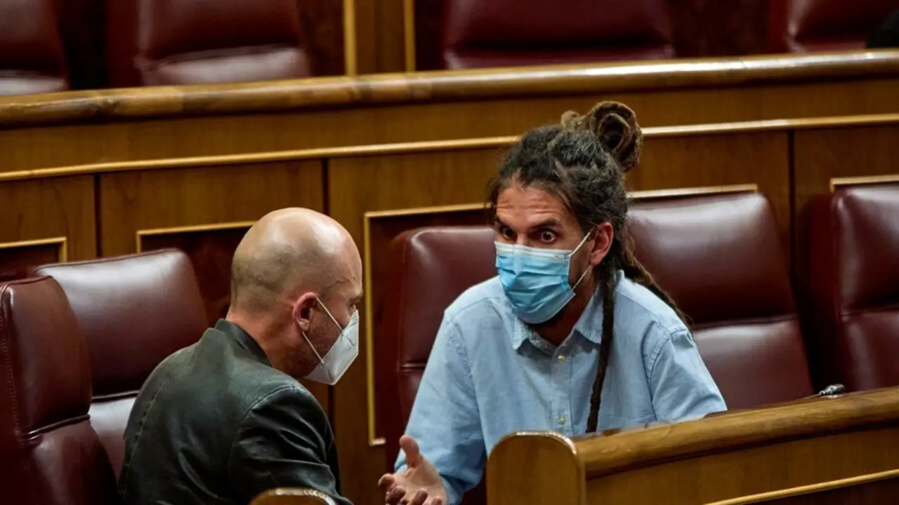 Archivo - El secretario de Organizaci&oacute;n de Podemos y diputado de Unidas Podemos en el Congreso, Alberto Rodr&iacute;guez (d)