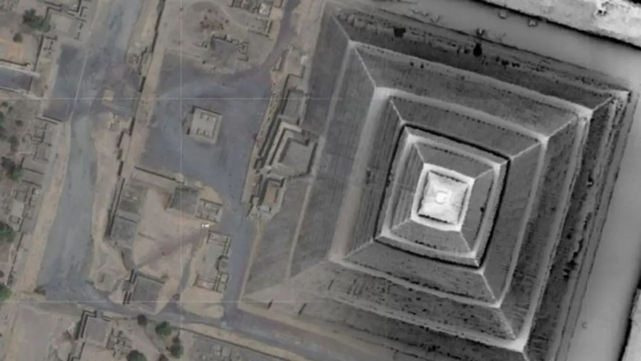 Lidar y imagen satelital de la Pir&aacute;mide del Sol en Teotihuacan. La parte del sat&eacute;lite est&aacute; en la mitad izquierda de la imagen y la parte lidar, que muestra paredes enterradas y otras caracter&iacute;sticas arqueol&oacute;gicas, est&aacute; a la derecha.