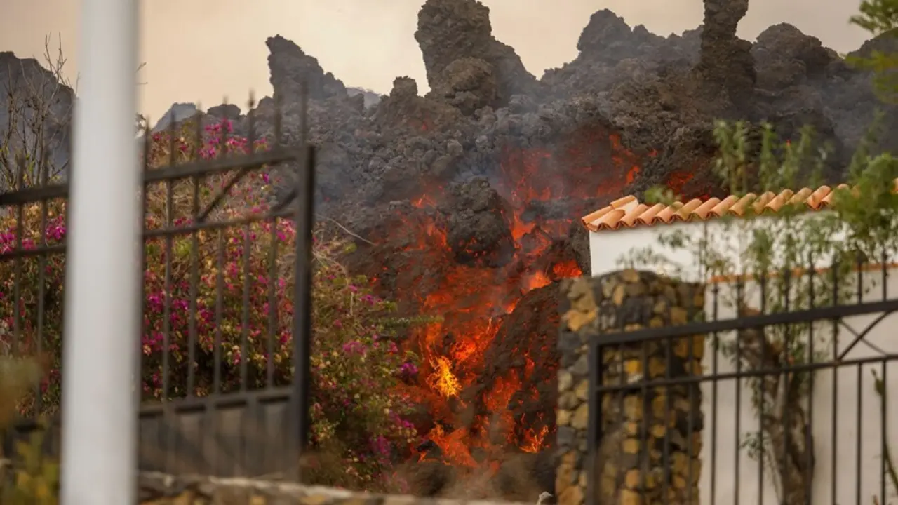 La lava del volc&aacute;n llega a las casas de la zona de Los Llanos, en La Palma.