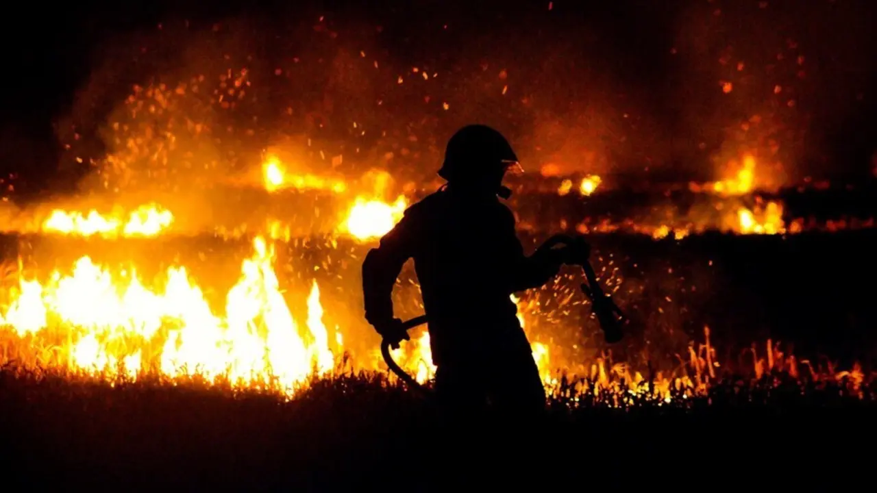 Un bombero trabaja en la extinci&oacute;n de un fuego