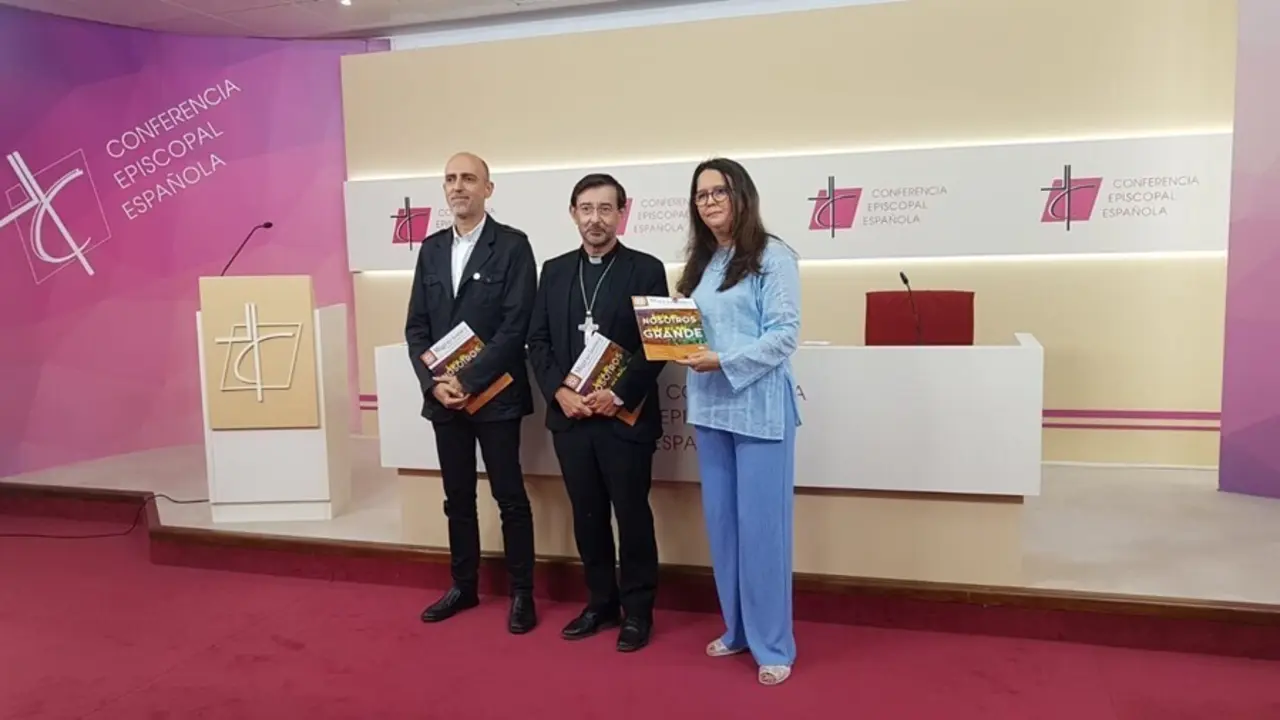 El director del departamento de Migraciones de la CEE, Xabier G&oacute;mez; el obispo Jos&eacute; Cobo, y Milagros Tob&iacute;as, de la parroquia Nuestra Se&ntilde;ora del Camino (Madrid) presentan la campa&ntilde;a de la Conferencia Episcopal por la Jornada Mundial del Migrante.