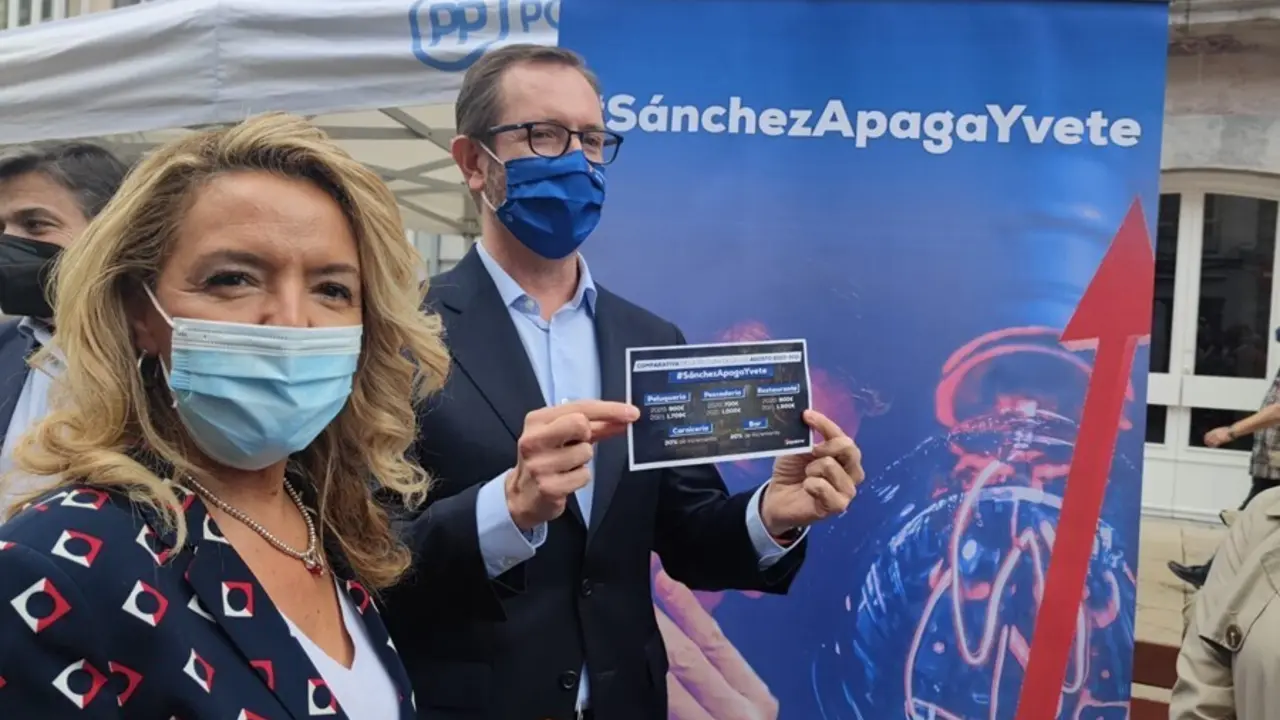 El portavoz del PP en el Senado, Javier Maroto, junto a la presidenta del PP asturiano, Teresa Mallada.