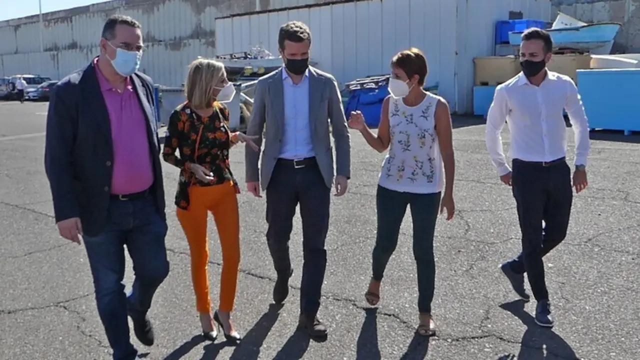 Archivo - La presidenta de los populares canarios, Australia Navarro,  el l&iacute;der del PP, Pablo Casado; y la alcaldesa de Mog&aacute;n (Gran Canaria), Onalia Bueno; conversan durante su visita al Muelle de Arguinegu&iacute;n (Gran Canaria) 