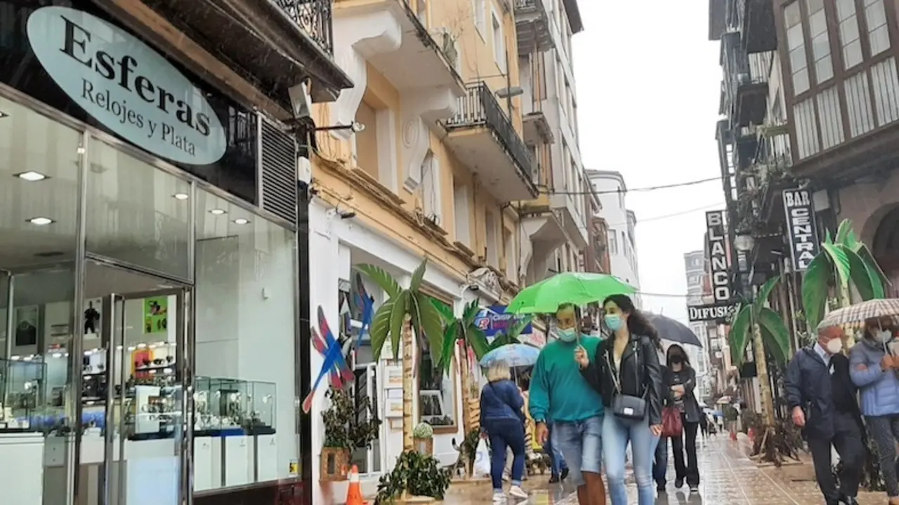 Varias personas por la calle Consolaci&oacute;n de Torrelavega. / S. D&Iacute;AZ