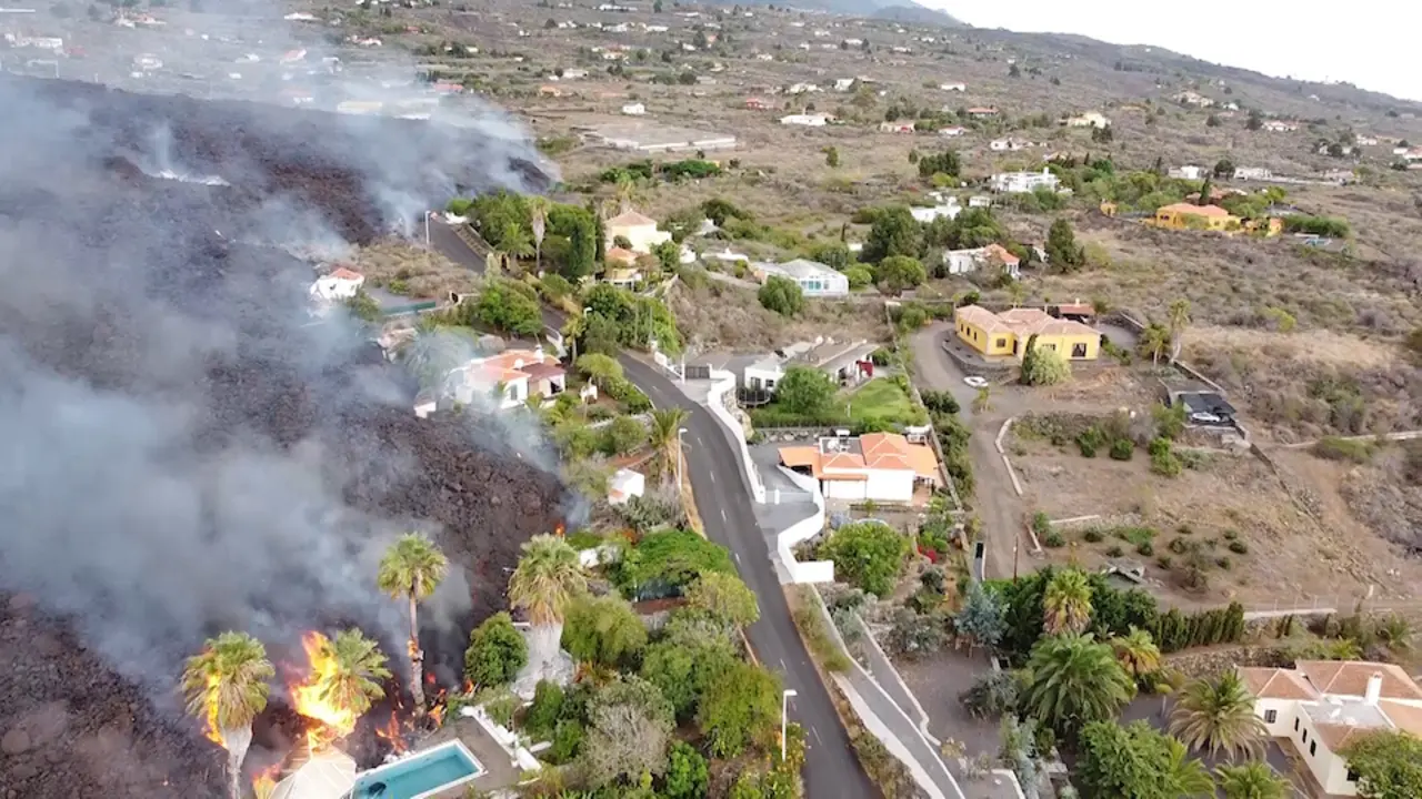 Imagen a&eacute;rea de la lava del volc&aacute;n a 20 de septiembre de 2021, en La Palma, Santa Cruz de Tenerife, Islas Canarias, (Espa&ntilde;a). La erupci&oacute;n volc&aacute;nica iniciada ayer a las 16 horas en la zona de Cabeza de Vaca (La Palma), justo cuando la actividad s&iacute;smica en la isla de La Palma hab&iacute;a alcanzado el m&aacute;ximo desde el inicio del enjambre hace ya una semana, se encuentra en estos momentos con dos fisuras, separadas unos 200 metros, y ocho bocas por las que emerge la lava. Al menos 15 viviendas se encuentran afectadas por la erupci&oacute;n a primera hora de este lunes y ya son m&aacute;s de 5.000 evacuados por el momento. Los expertos desconocen cu&aacute;ndo finalizar&aacute; esta erupci&oacute;n, que ha dejado temperaturas de 1.075 &ordm;C en los r&iacute;os de lava provenientes del volc&aacute;n.
Europa Press
20/9/2021