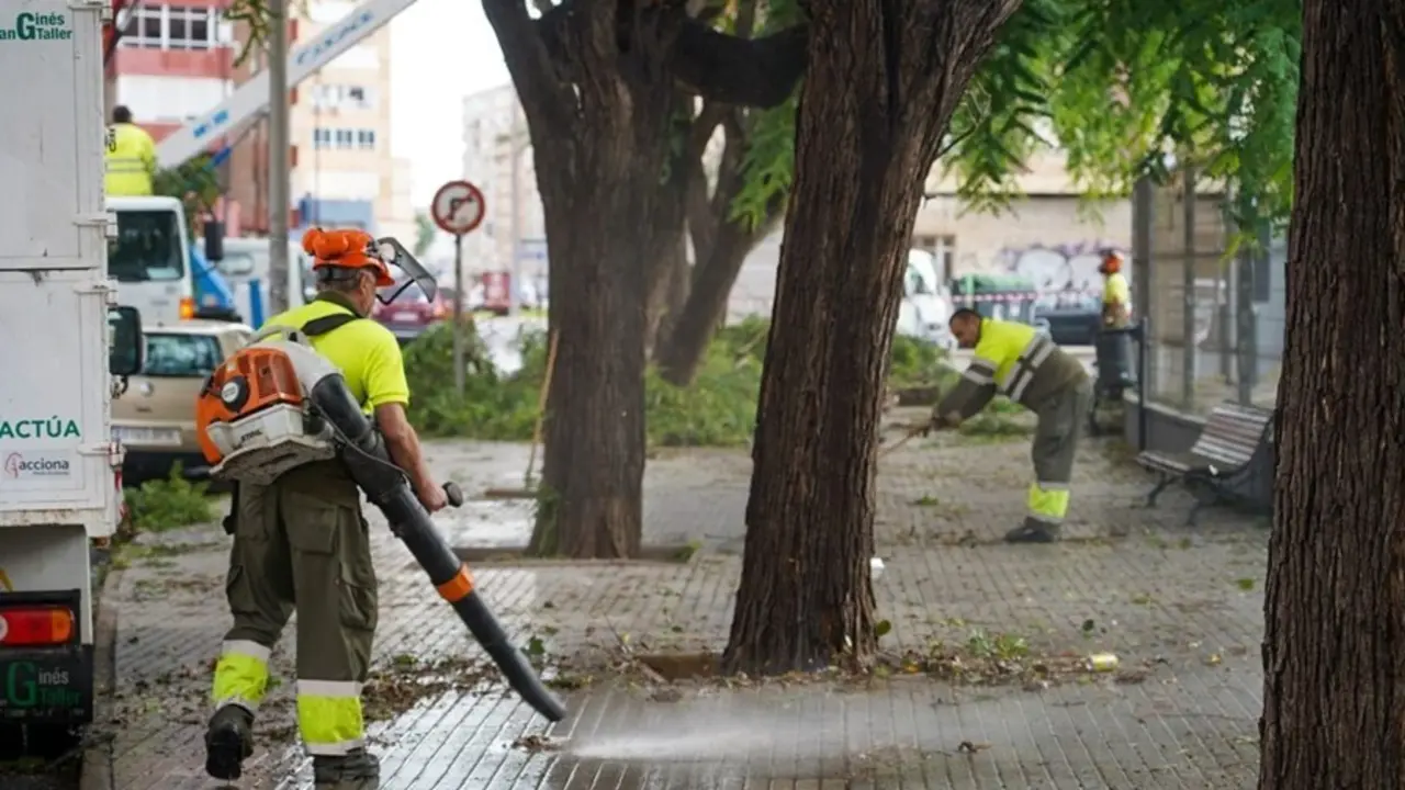 Operarios municipales subsanando los da&ntilde;os causados por la lluvia