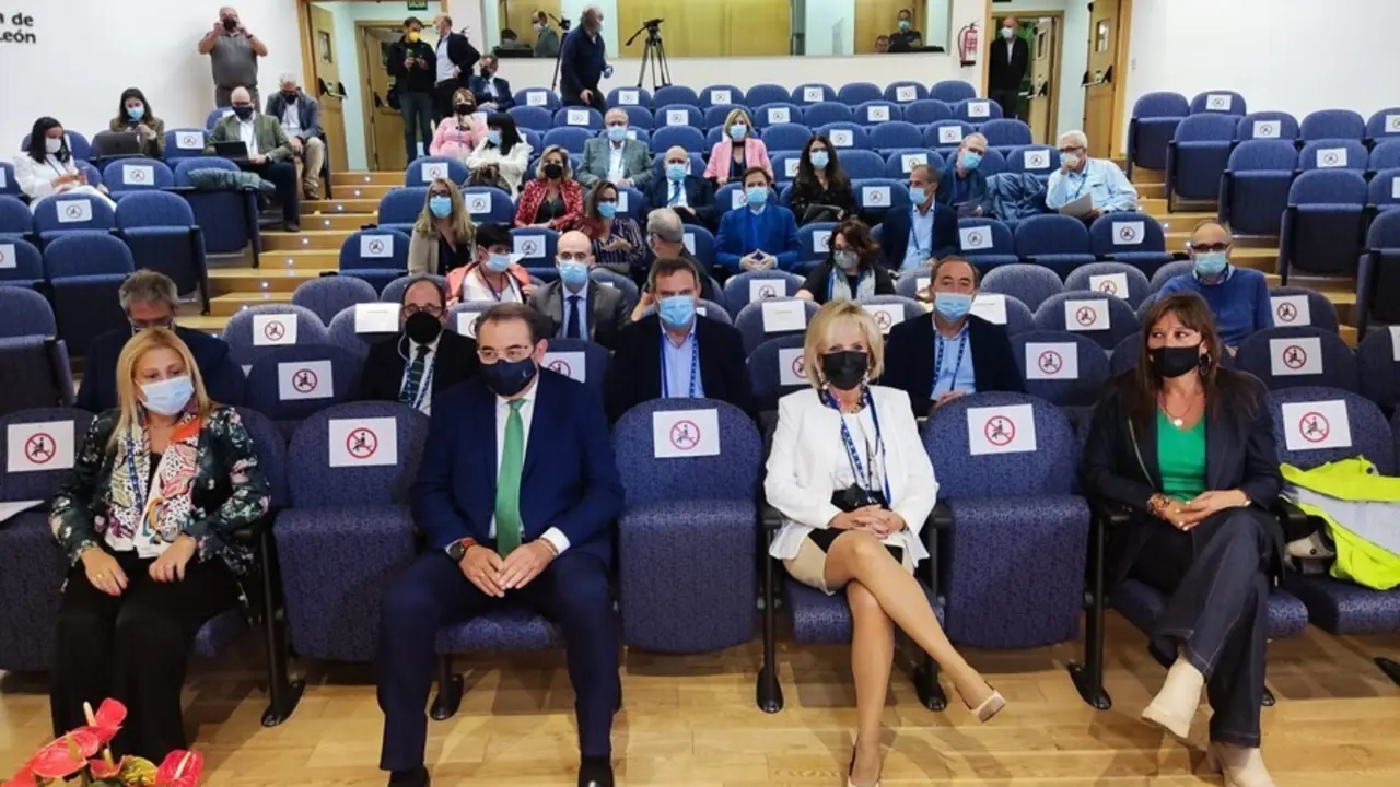 La delegada de la Junta en Soria, Yolanda de Gregorio (I), Fern&aacute;ndez, Casado y Repoll&eacute;s (D) en una jornada sobre la Sanidad en el medio rural.