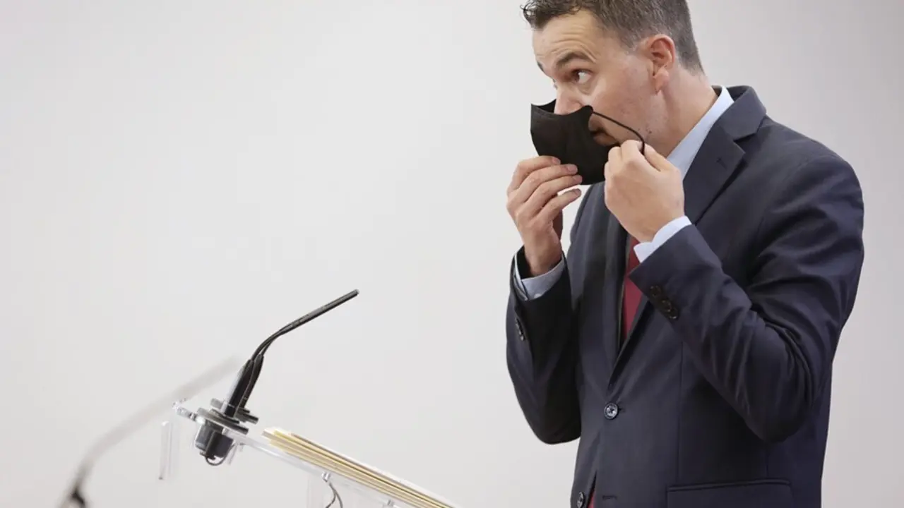 El diputado por Tenerife y portavoz del PSOE en el Congreso, H&eacute;ctor G&oacute;mez Hern&aacute;ndez, en una rueda de prensa anterior a una Junta de Portavoces en el Congreso de los Diputados, a 21 de septiembre, en Madrid (Espa&ntilde;a).