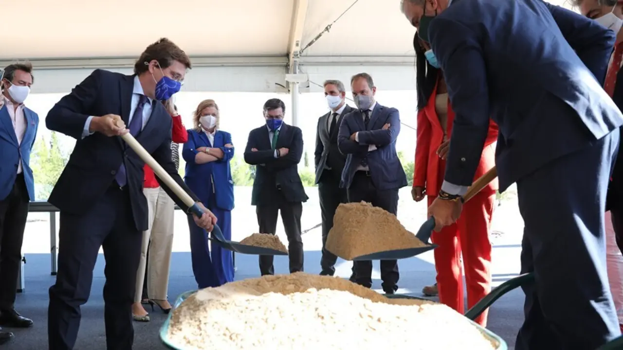 El alcalde de Madrid, Jos&eacute; Luis Mart&iacute;nez-Almeida (i), y el secretario general de Vox, Javier Ortega Smith, sostienen una pala con arena en el acto de colocaci&oacute;n de la primera piedra de las obras de urbanizaci&oacute;n del desarrollo urban&iacute;stico de Valdecarros