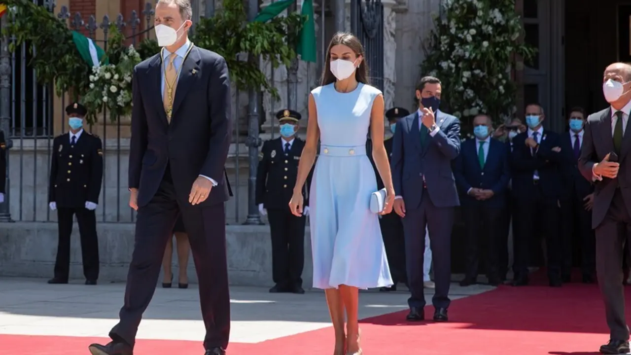 Archivo - Los Reyes Felipe y Letizia, en la explanada del Palacio de San Telmo despu&eacute;s  del acto de la  entrega de la Medalla de Honor de Andaluc&iacute;a al Rey Felipe VI a 14 de junio del 2021, en Sevilla, Andaluc&iacute;a