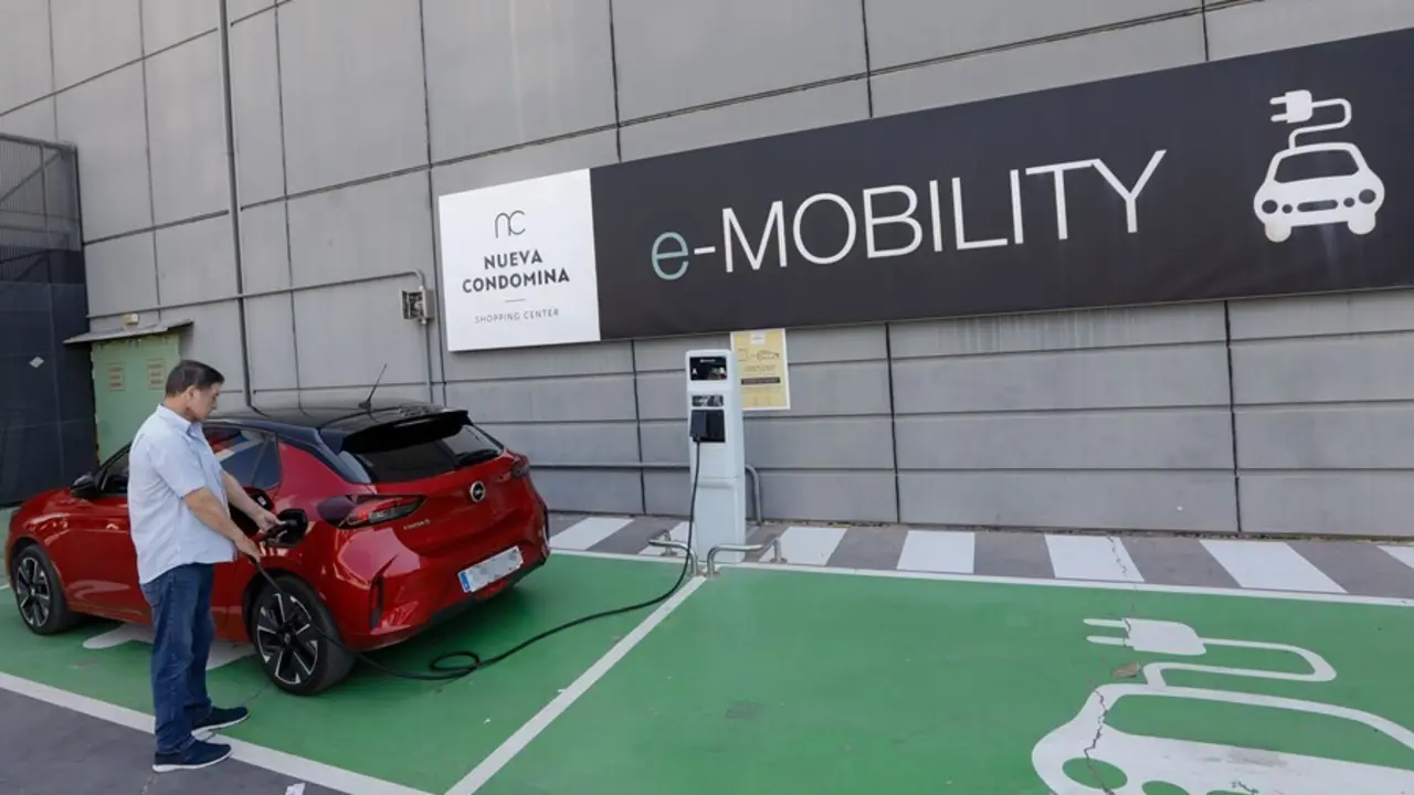 Archivo - Una persona recarga un coche el&eacute;ctrico en un punto de recarga, a 27 de julio de 2021, en Murcia, (Espa&ntilde;a)