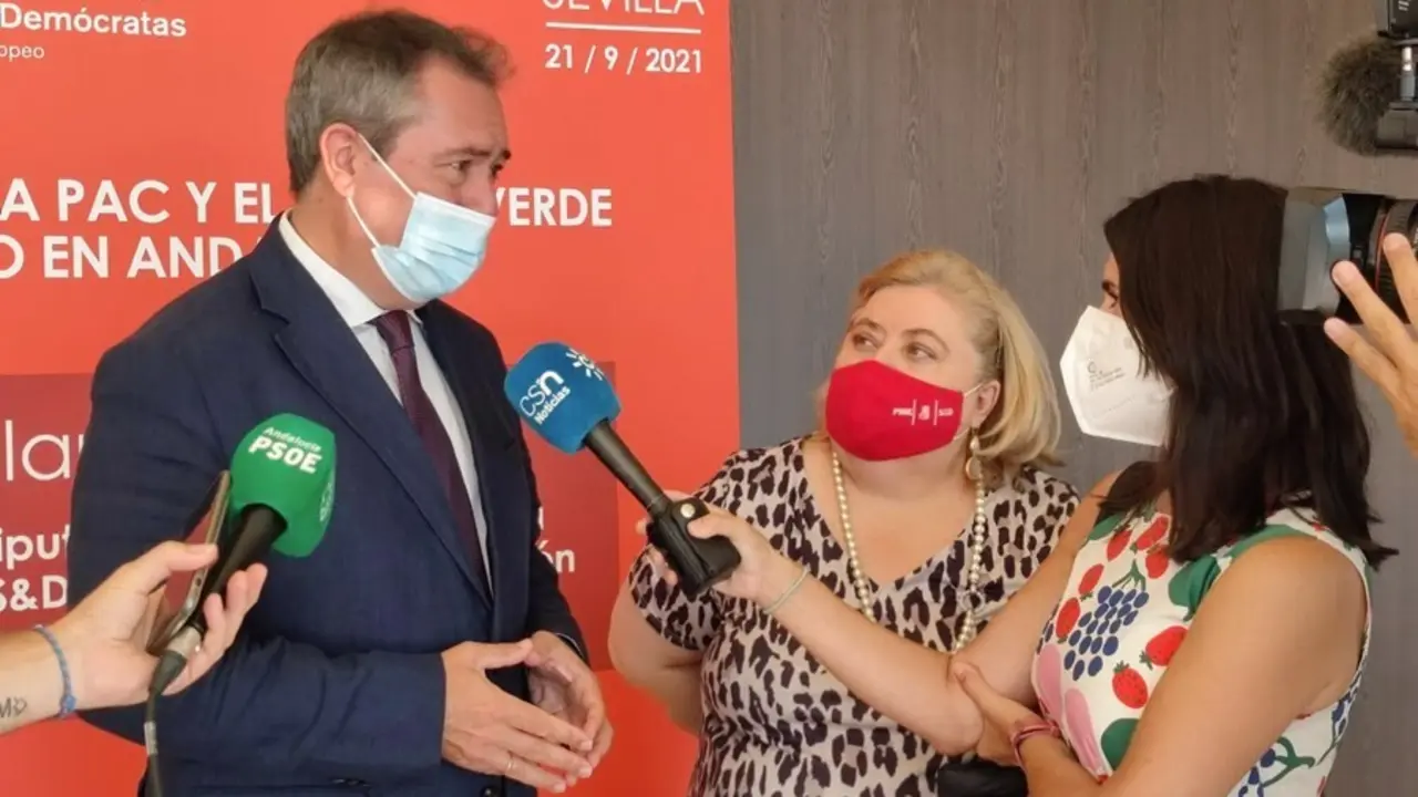 El secretario general del PSOE de Andaluc&iacute;a, Juan Espadas, este martes en Sevilla junto a la eurodiputada Clara Aguilera en unas jornadas sobre la PAC.