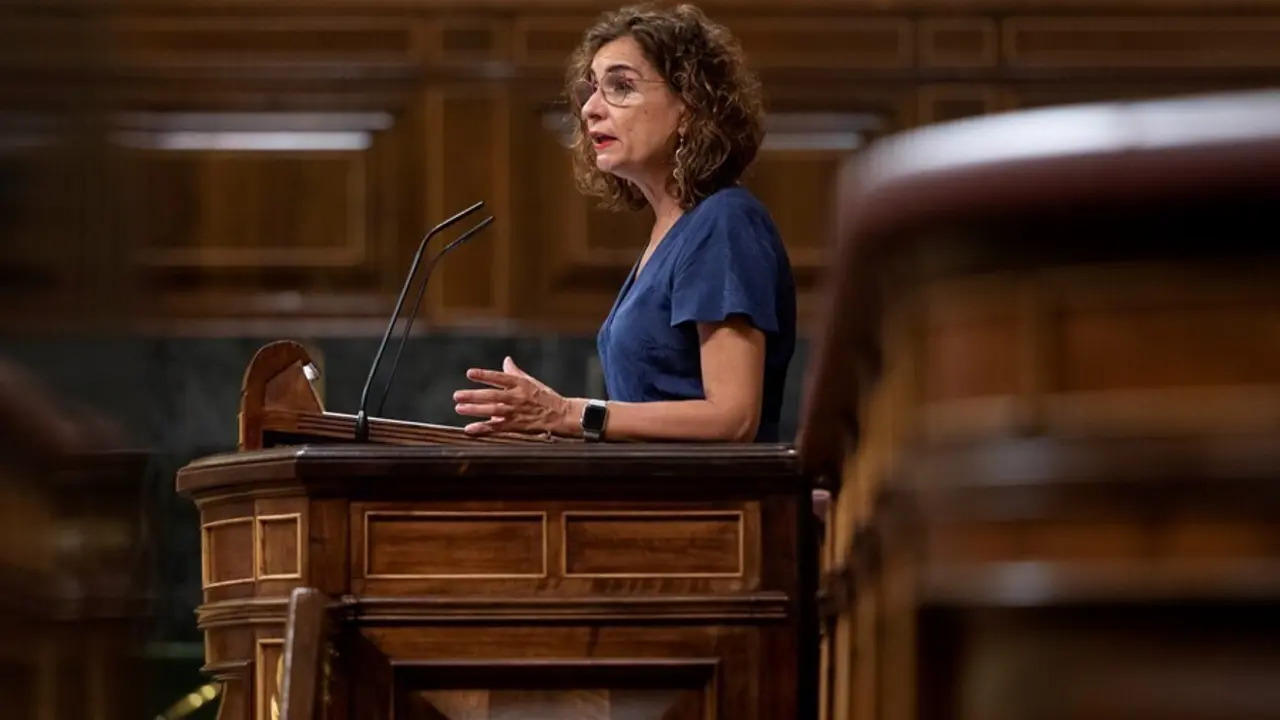 La ministra de Hacienda y Funci&oacute;n P&uacute;blica, Mar&iacute;a Jes&uacute;s Montero, durante una sesi&oacute;n plenaria en el Congreso de los Diputados, a 13 de septiembre de 2021, en Madrid (Espa&ntilde;a). El pleno del Congreso de los Diputados debate hoy la necesidad extraordinaria de p