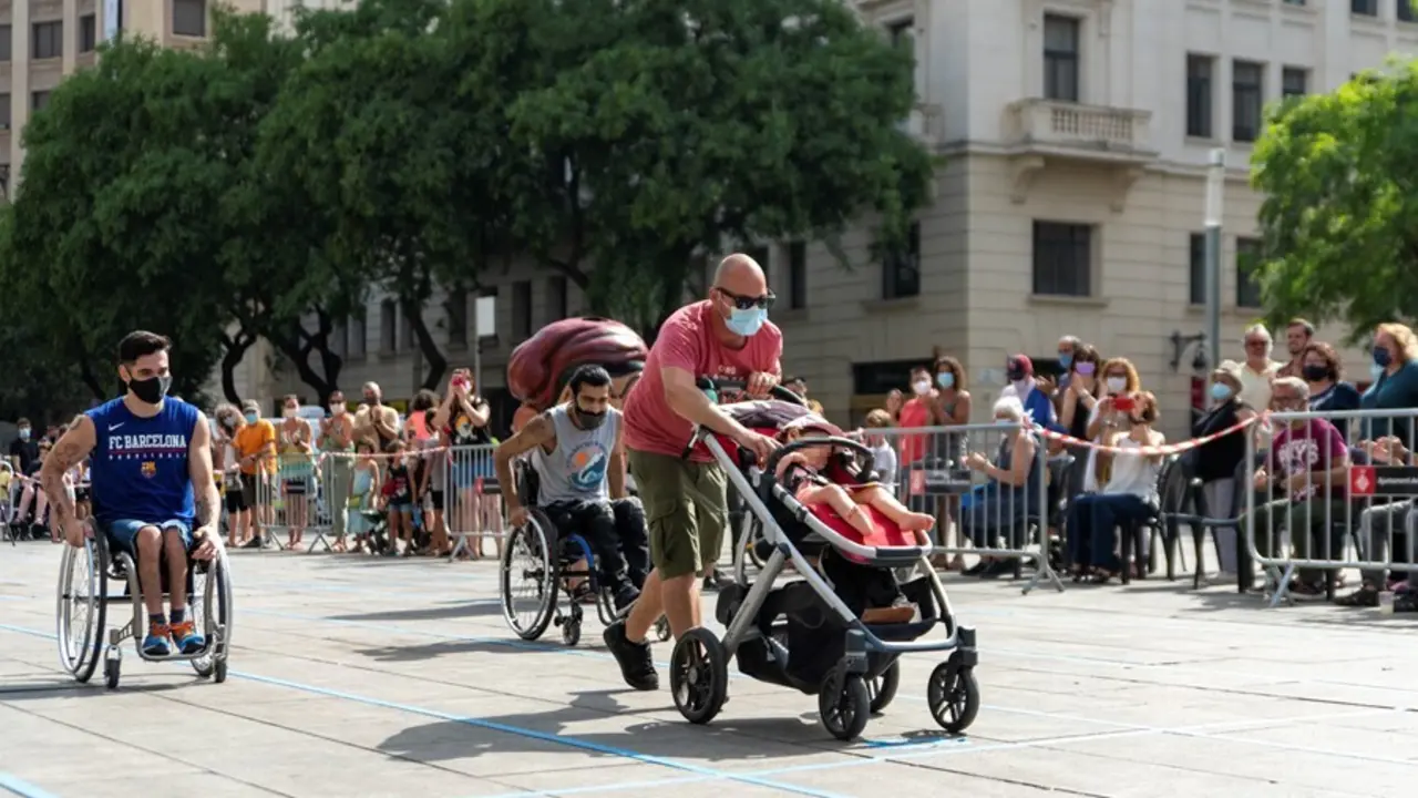 Archivo - Varios participantes compiten en una Carrera Infantil Adaptada en las fiestas de Sant Roc, en Barcelona.