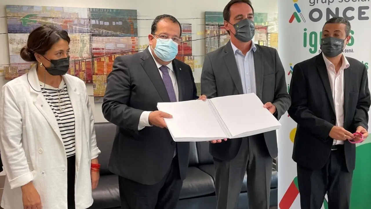 El conseller Joan Ignasi Elena durante su entrega a la ONCE un protocolo en braille contra las violencias sexuales