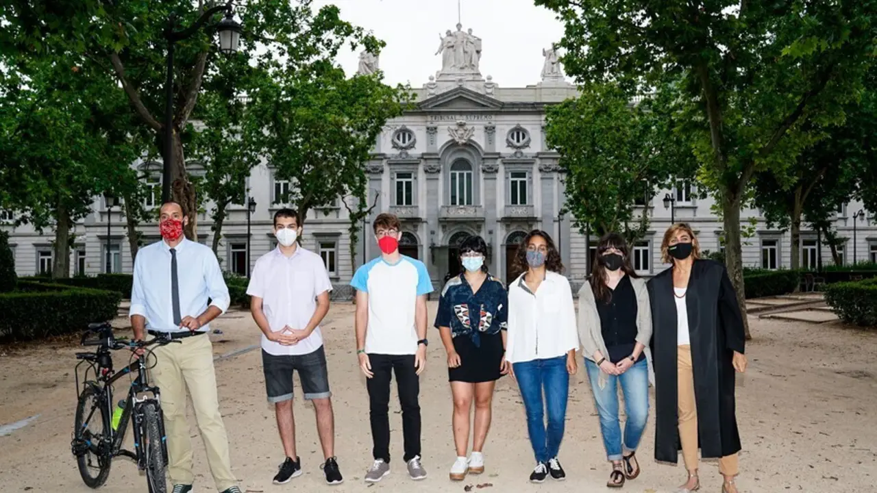 Archivo - Representantes de entidades ecologistas posan tras presentar una demanda clim&aacute;tica contra el Gobierno, a 17 de junio de 2021, en el Tribunal Supremo, Madrid, (Espa&ntilde;a).