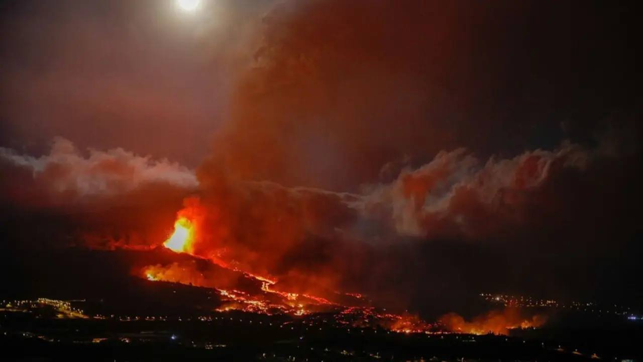 Una boca eruptiva expulsa lava y piroclastos en la zona de Los Llanos.