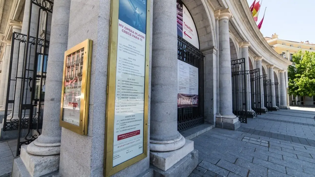 Archivo - Fachada del Teatro Real, que se prepara para reabrir sus puertas el pr&oacute;ximo 1 de julio, tras implantar medidas de seguridad en sus instalaciones para prevenir el coronavirus. Su reapertura volver&aacute; con uno de los grandes cl&aacute;sicos de la &oacute;pera, 'La