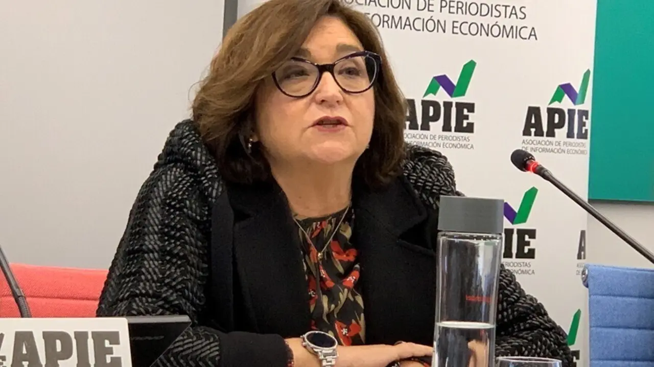 Archivo - Marina Serrano Gonz&aacute;lez, presidenta de AELEC, en la primera sesi&oacute;n de la XXXII edici&oacute;n del Curso de Econom&iacute;a para Periodistas de APIE.