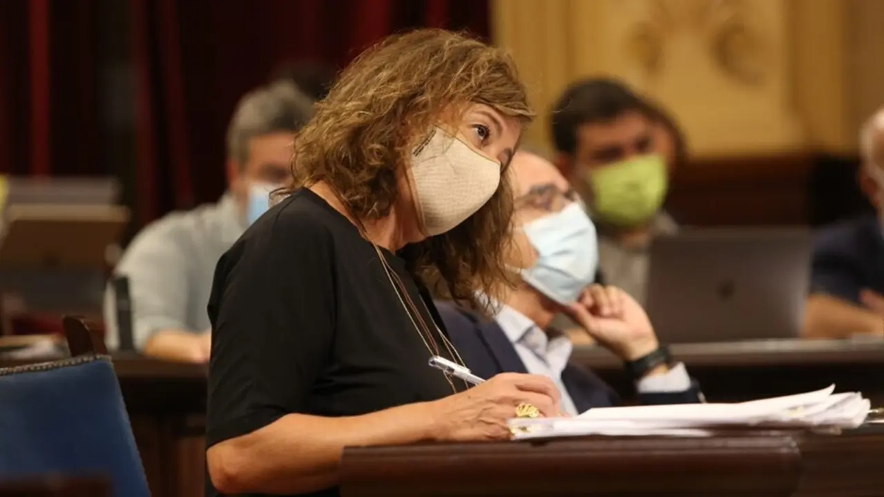 La presidenta del Govern, Francina Armengol, en el sal&oacute;n de plenos del Parlament. Archivo. 
