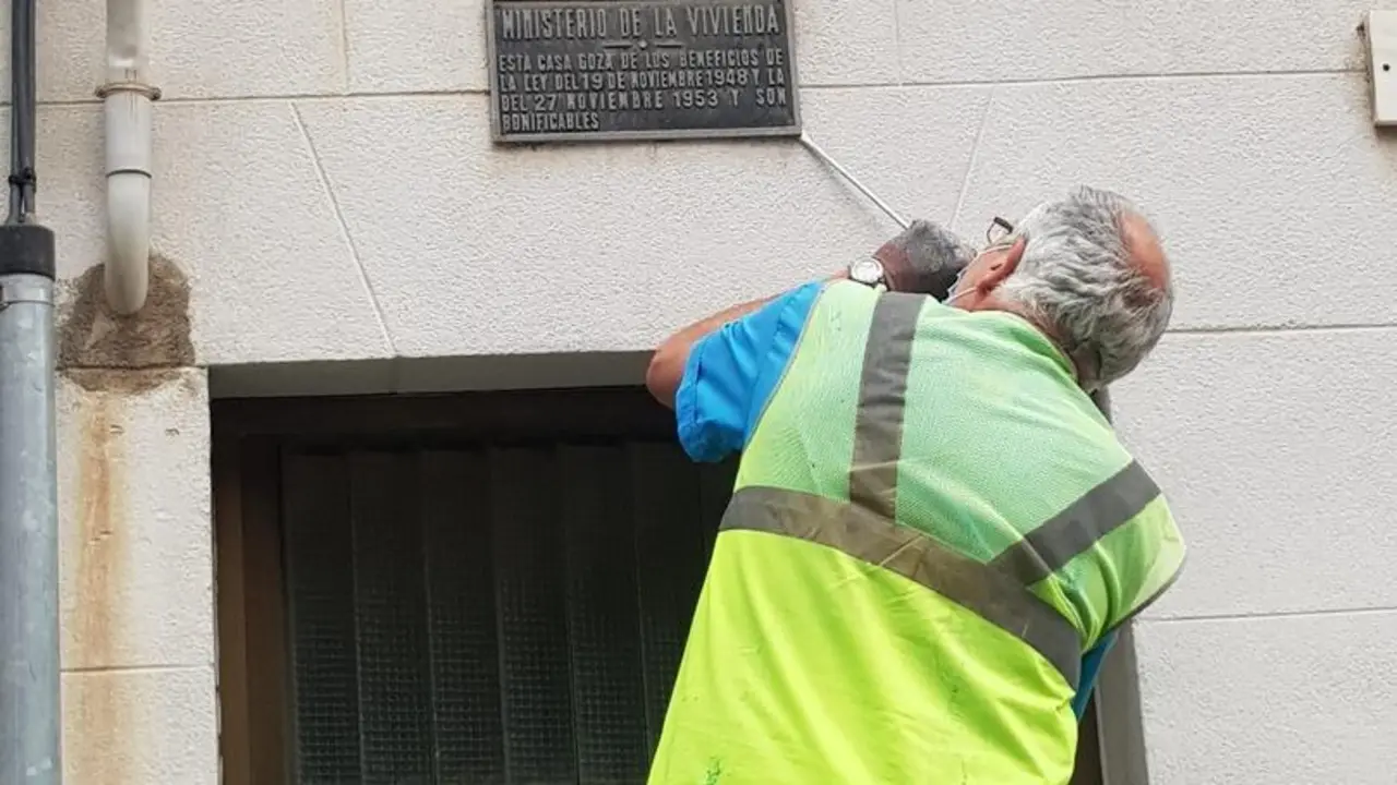 L'Hospitalet de Llobregat (Barcelona) ha iniciado este martes la retirada de placas franquistas de las viviendas de protecci&oacute;n oficial del municipio.