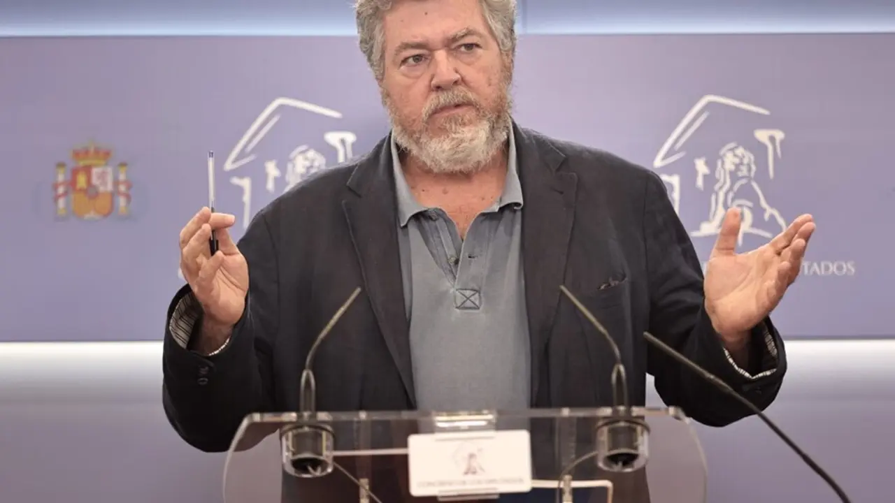 El portavoz de Unidas Podemos en la comisi&oacute;n de Transici&oacute;n Ecol&oacute;gica y coordinador de Alianza Verde, Juantxo L&oacute;pez de Uralde, ofrece una rueda de prensa en el Congreso de los Diputados, Madrid, (Espa&ntilde;a).