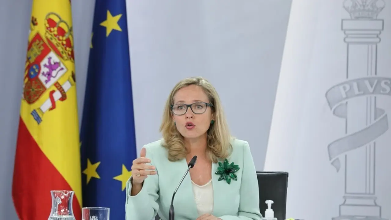 La vicepresidenta primera y ministra de Asuntos Econ&oacute;micos y Transformaci&oacute;n Digital, Nadia Calvi&ntilde;o, interviene en una rueda de prensa posterior a la reuni&oacute;n del Consejo de Ministros, a 21 de septiembre de 2021, en Madrid, (Espa&ntilde;a). Durante la comparecenci