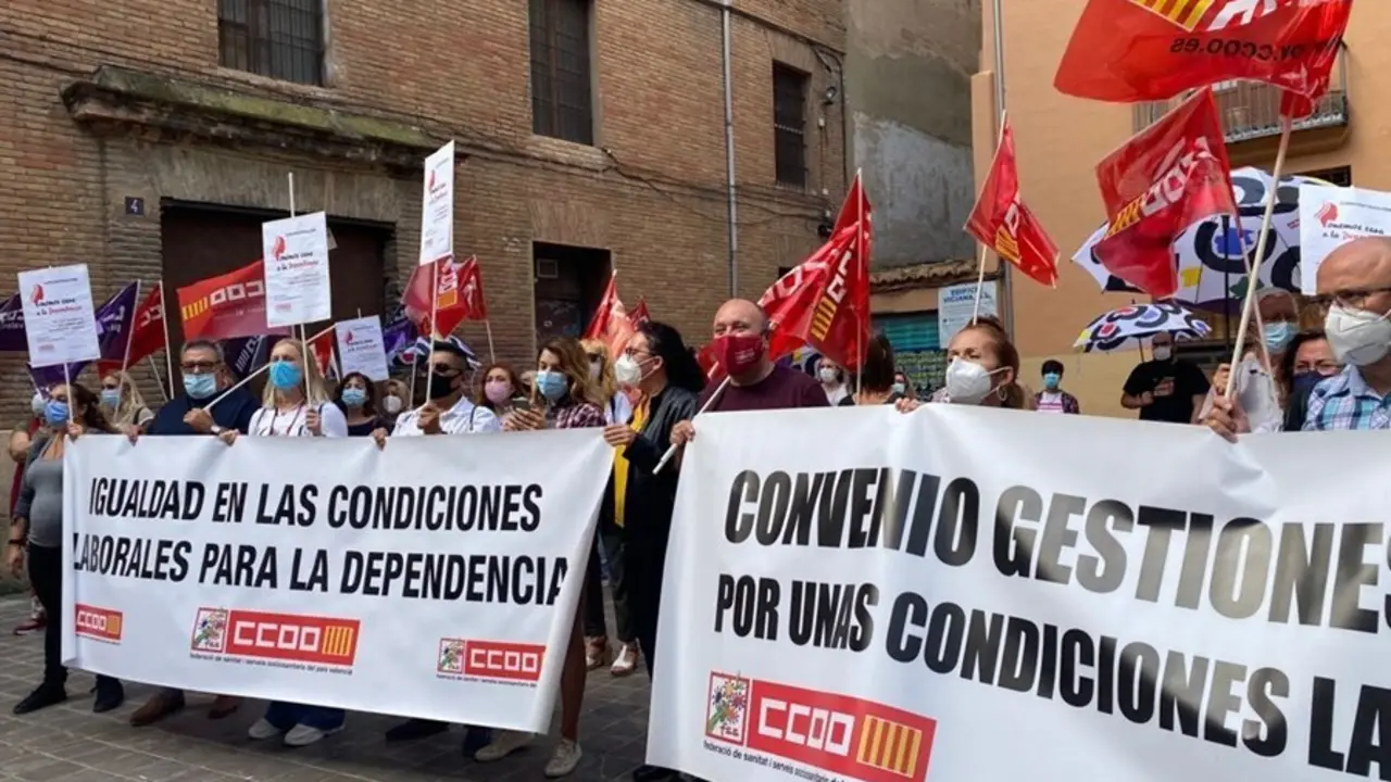 Concentraci&oacute;n para exigir una mejora en las condiciones laborales del sector de la dependencia
