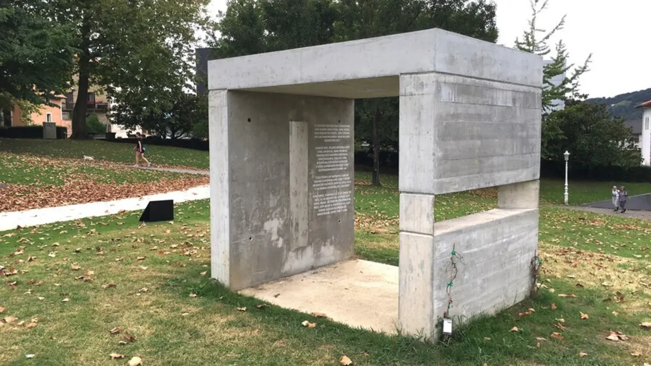 Escultura 'Urdina' en memoria de los donostiarras v&iacute;ctimas del holocausto
