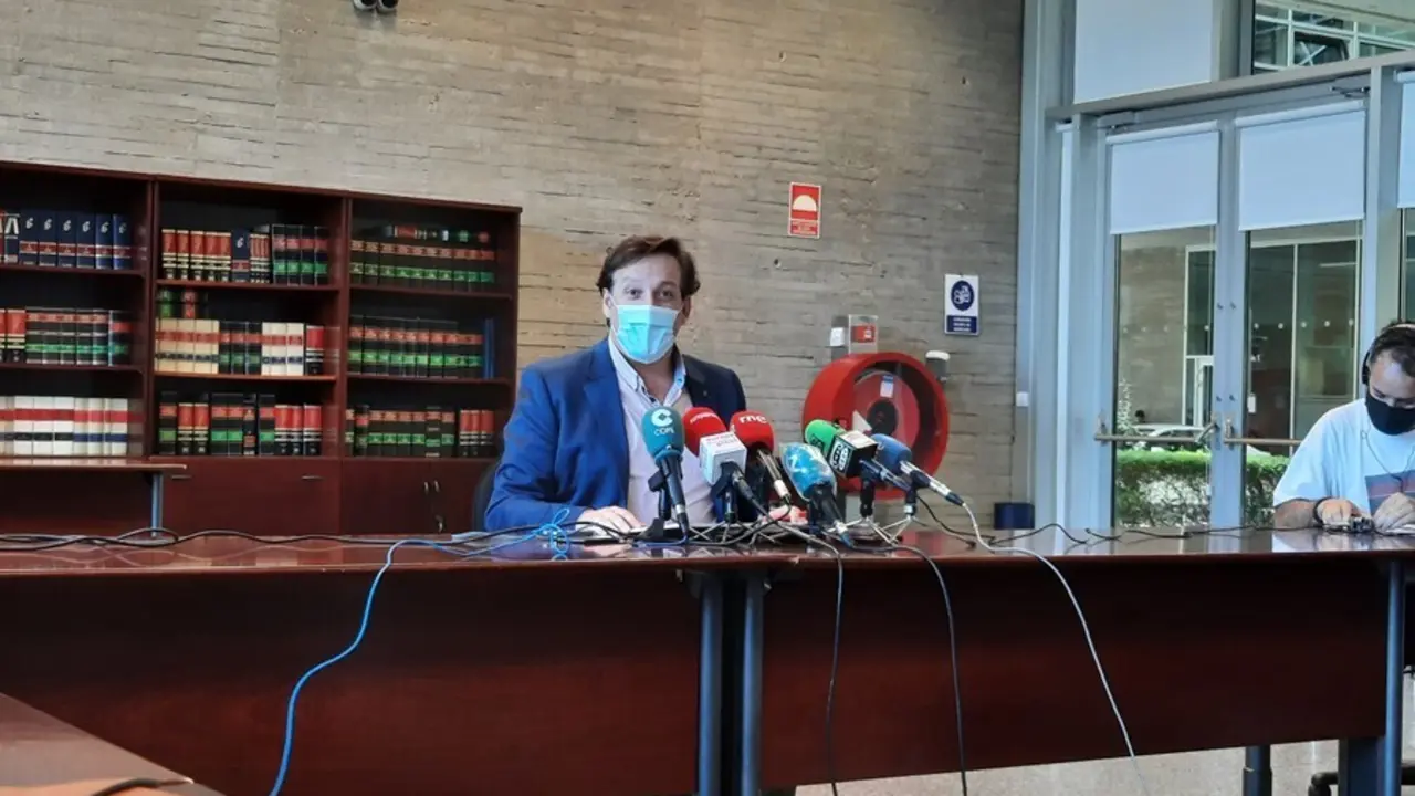 El secretario general de Educaci&oacute;n de la Junta de Extremadura, Francisco Javier Amaya, en rueda de prensa para informar sobre la situaci&oacute;n de las dos ni&ntilde;as del colegio Alba Plata de C&aacute;ceres