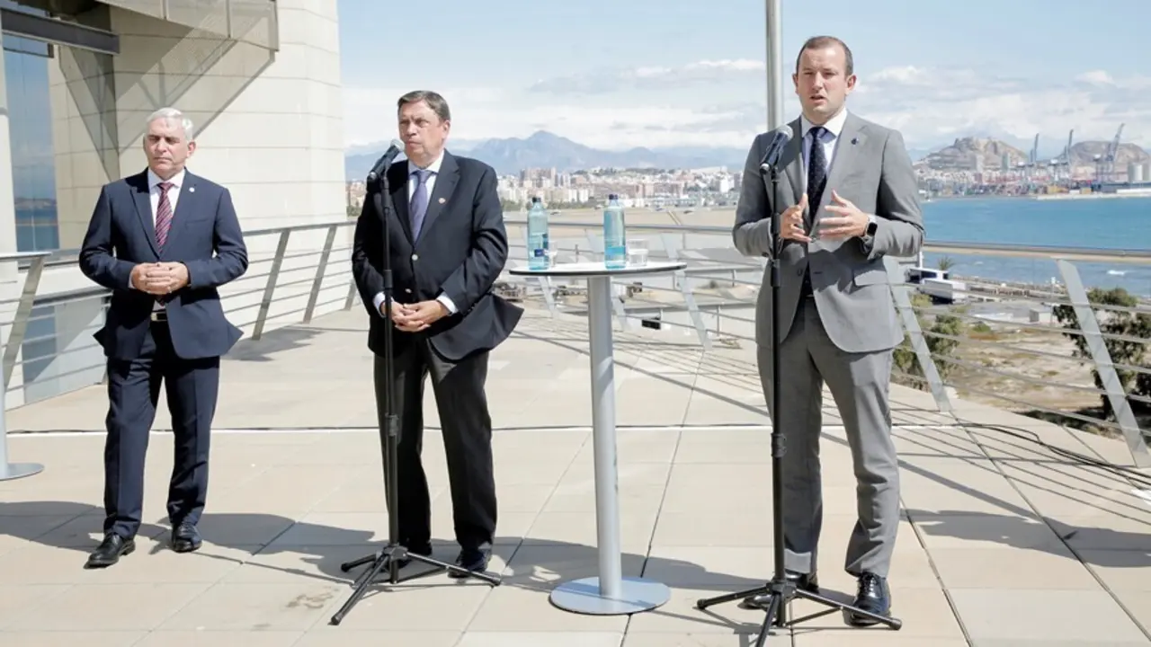 El ministro de Agricultura, Pesca y Alimentaci&oacute;n, Luis Planas (2i)  y  el comisario europeo para Medio Ambiente, Oc&eacute;anos y Pesca, Virginijus Sinkevicius (3i),  en la sede de la Oficina de la Propiedad Intelectual de la Uni&oacute;n Europea (EUIPO), en Alicante