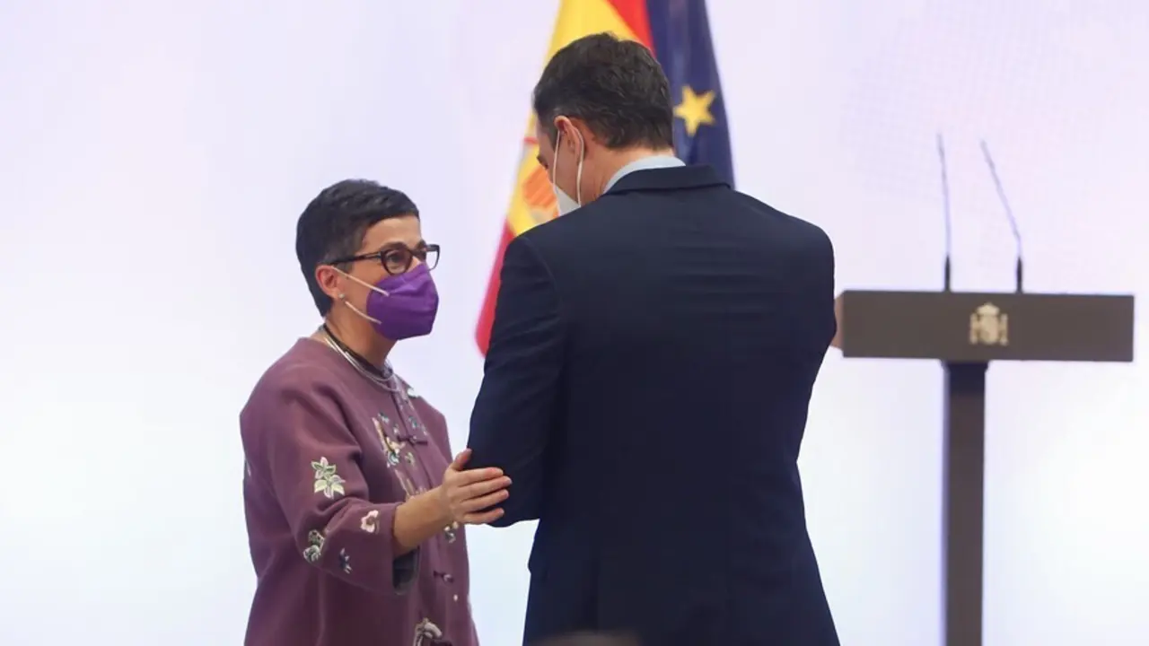 Archivo - La exministra de Asuntos Exteriores Arancha Gonz&aacute;lez Laya, agarra del brazo al presidente del Gobierno, Pedro S&aacute;nchez.