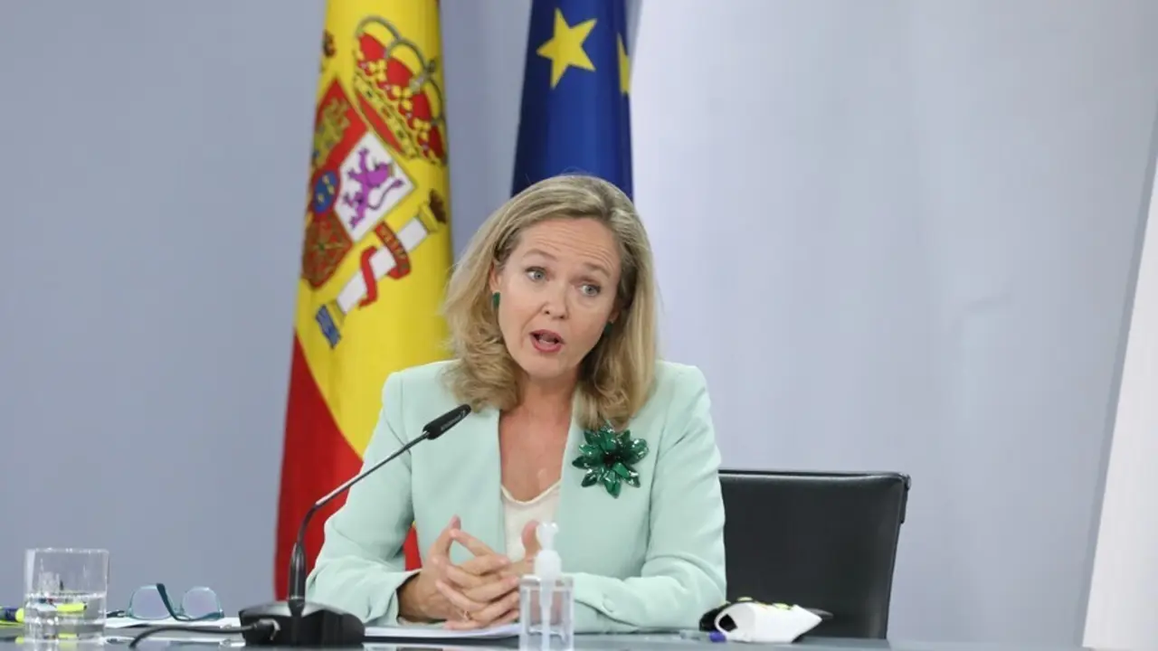 La vicepresidenta primera y ministra de Asuntos Econ&oacute;micos y Transformaci&oacute;n Digital, Nadia Calvi&ntilde;o, interviene en una rueda de prensa posterior a la reuni&oacute;n del Consejo de Ministros, a 21 de septiembre de 2021, en Madrid, (Espa&ntilde;a). Durante la comparecenci