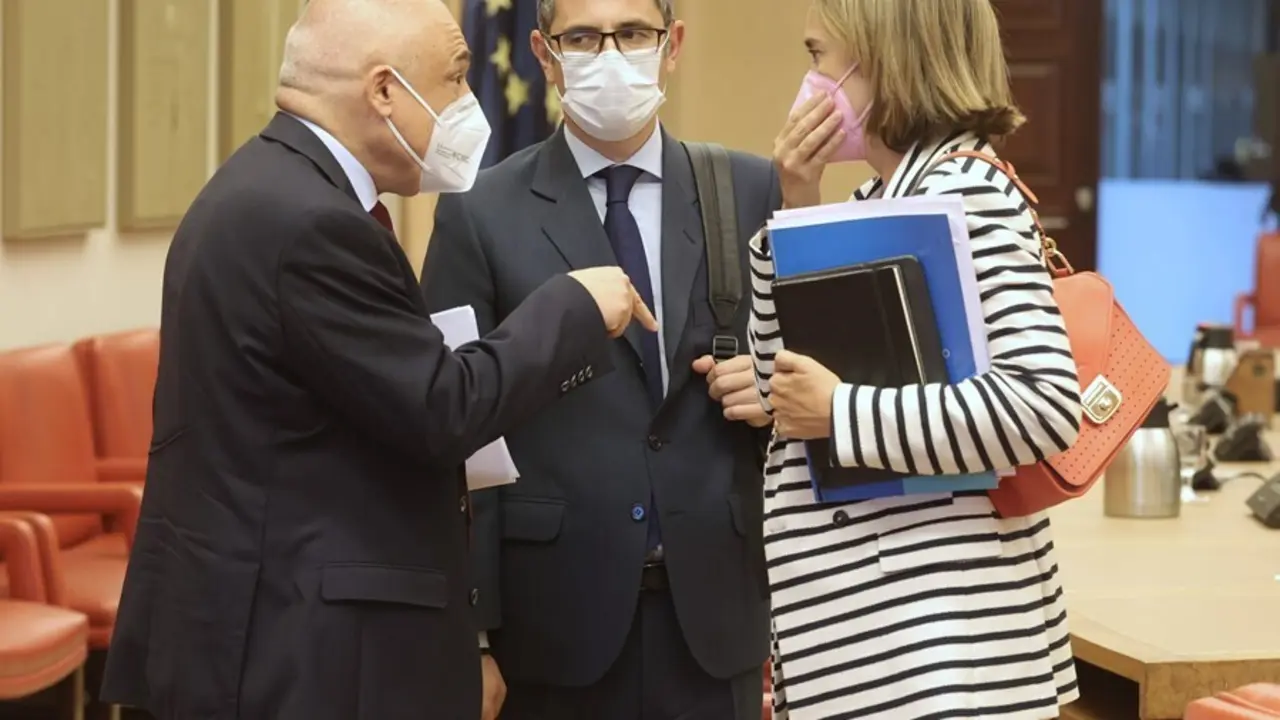 El secretario general del Grupo Socialista en el Congreso, Rafael Simancas; el ministro de la Presidencia, Relaciones con las Cortes y Memoria Democr&aacute;tica, F&eacute;lix Bola&ntilde;os y la portavoz parlamentaria del PP, Cuca Gamarra, en el Congreso de los Diputados.