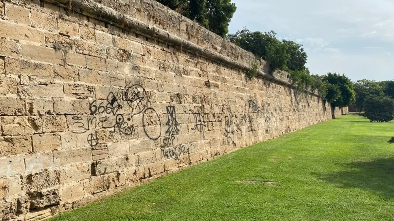 La muralla del Parc de la Mar pintada de graffitis.