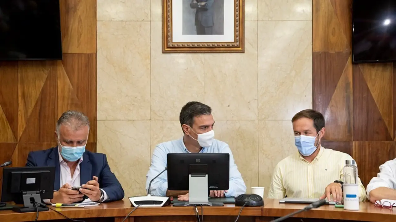 (I-D) El presidente de Canarias, &Aacute;ngel V&iacute;ctor Torres;  el presidente del Gobierno, Pedro S&aacute;nchez y el presidente del Cabildo de La Palma, Mariano Hern&aacute;ndez,  durante su reuni&oacute;n con el  Comit&eacute; Director del Plan Especial de Protecci&oacute;n Civil y Atenci&oacute;n de Em