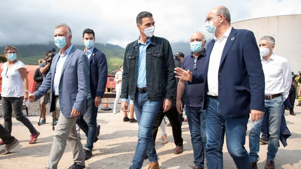 El presidente de Canarias, &Aacute;ngel V&iacute;ctor Torres (i) y el presidente del Gobierno, Pedro S&aacute;nchez (c), visitan la zona cero del puesto de mando en La Palma, a 20 de septiembre de 2021, en La Palma, Santa Cruz de Tenerife, Islas Canarias, (Espa&ntilde;a).