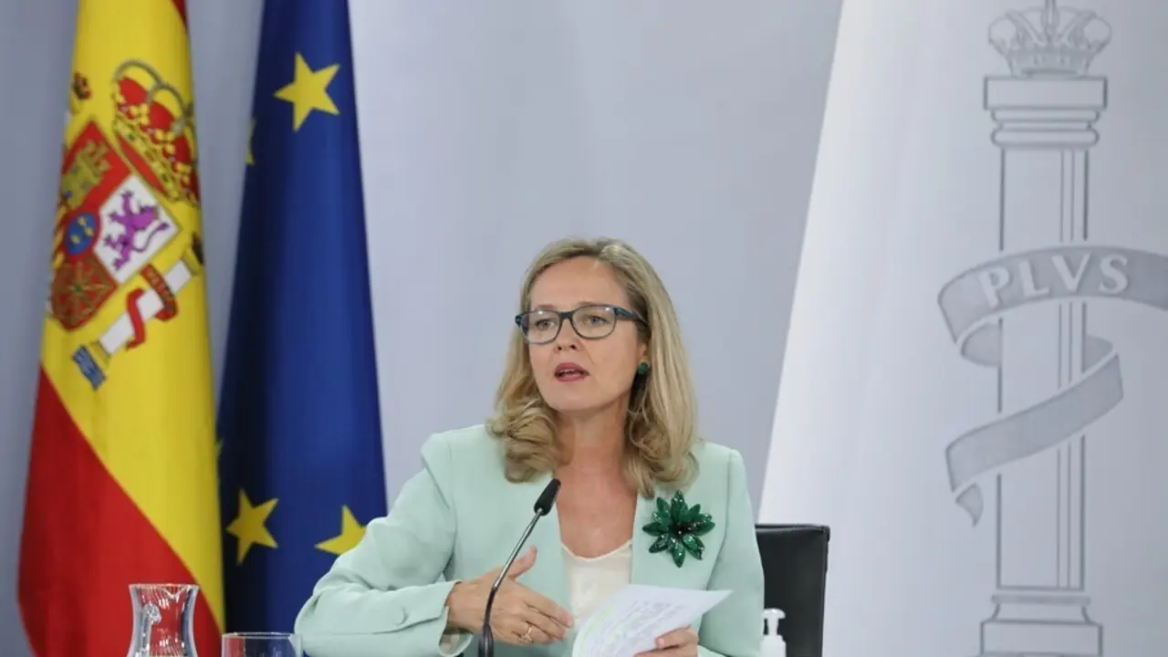 La vicepresidenta primera y ministra de Asuntos Econ&oacute;micos y Transformaci&oacute;n Digital, Nadia Calvi&ntilde;o, interviene en una rueda de prensa posterior a la reuni&oacute;n del Consejo de Ministros, a 21 de septiembre de 2021, en Madrid, (Espa&ntilde;a).  
