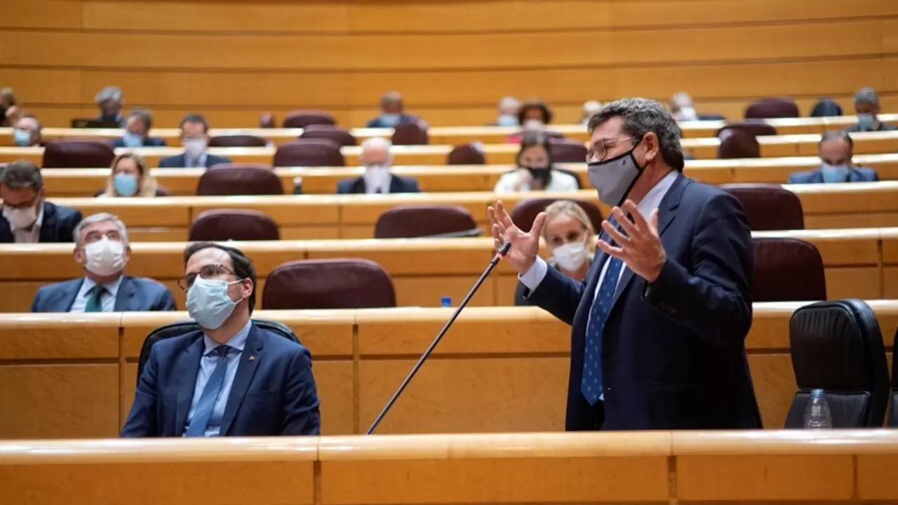 El ministro de Consumo, Alberto Garz&oacute;n (i) y el ministro de Inclusi&oacute;n, Seguridad Social y Migraciones, Jos&eacute; Luis Escriv&aacute; (d), interviene durante el primer pleno y primera sesi&oacute;n de control al Gobierno en el Senado tras el par&oacute;n estival, a 14 de septiembre