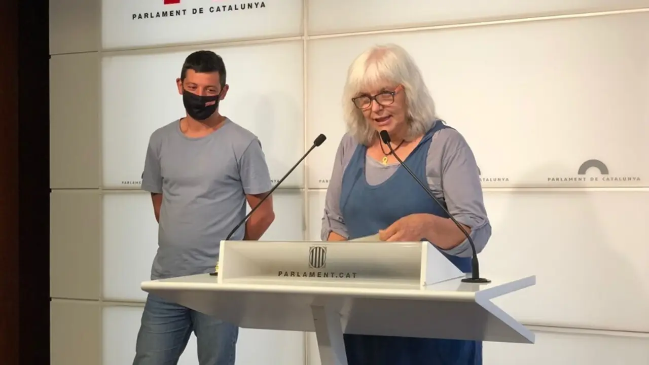 La l&iacute;der de la CUP en el Parlament, Dolors Sabater, junto al diputado de la CUP Xavier Pellicer, en una rueda de prensa en la C&aacute;mara catalana el 21 de septiembre de 2021.